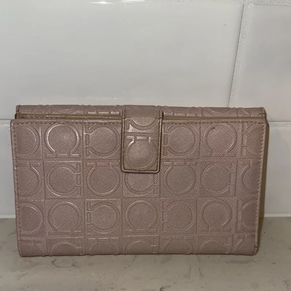 Salvatore Ferragamo Gancini continental  Pink Embossed wallet - Picture 3 of 9